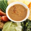 甘辛ピーナツソースの温野菜サラダ。インドネシア料理「ガドガド」
